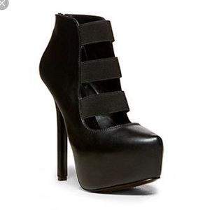 *LIKE NEW* Steve Madden “Bash” booties in black